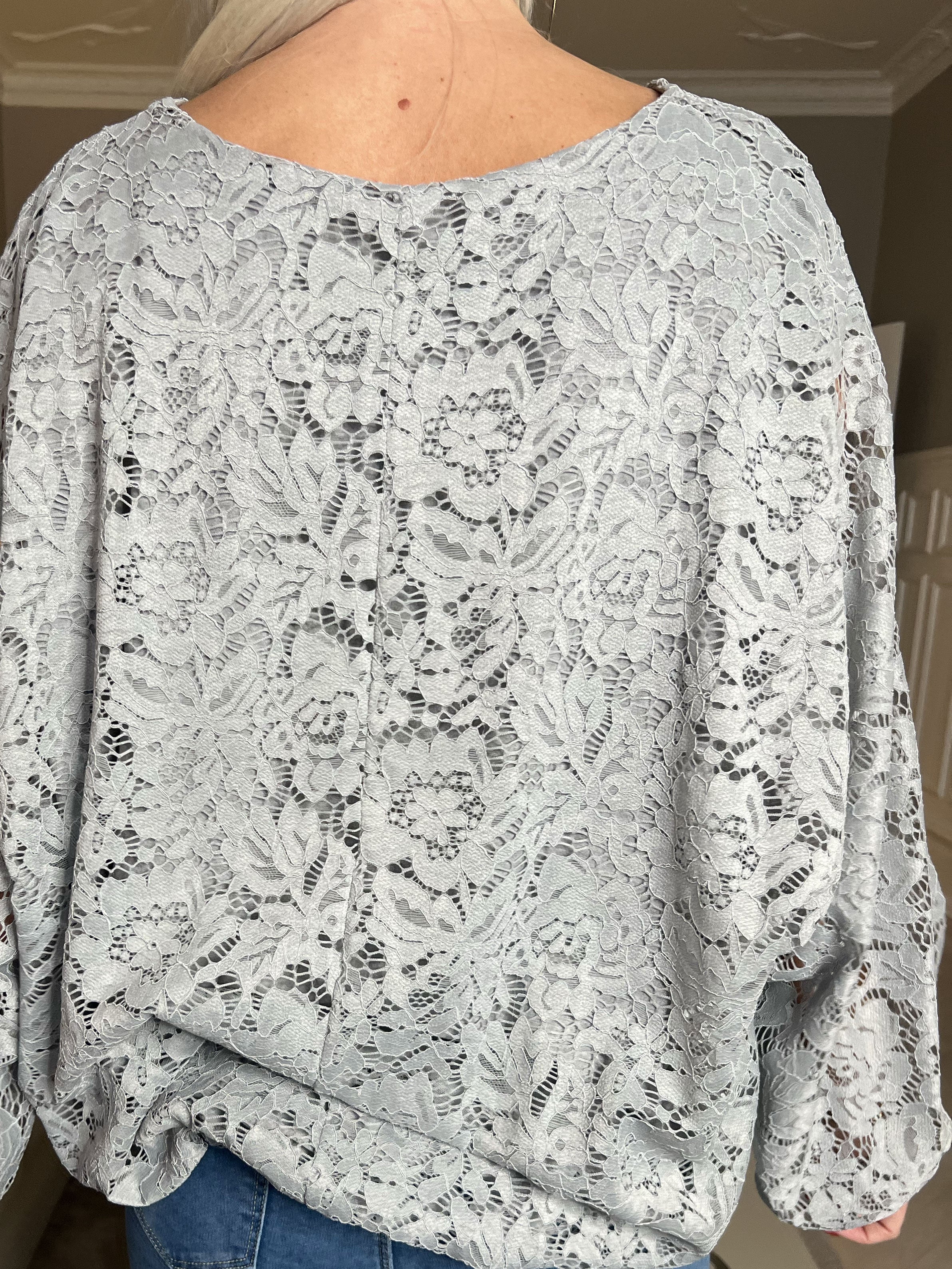 Destiny Lace - Bluse i blonde med flagermusærmer